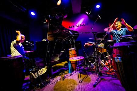 ウーゴ・ファトルーソがデュオのドス・オリエンタレスで登場