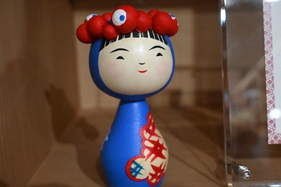 　「秋田の本庄こけし」ミャクミャクバージョン（６月１３日 撮影Ｌｍａｇａ．ｊｐ編集部）