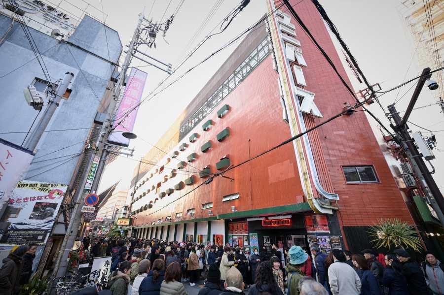 　千日前の「味園ビル」『第６８回全日本赤犬歌謡祭』の入場待ち（２０２５年２月２３日・味園ユニバース）