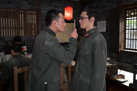 　『あんぱん』第５６回より。１本の鉛筆を突きつけられる嵩（写真右、北村匠海）（Ｃ）ＮＨＫ