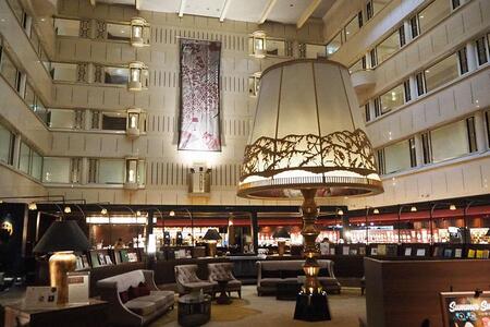 　会場は１４４席がそろう２階の「オールデイダイニング ラジョウ」、４．８ｍの世界最大級スタンド「かんじんの京灯り」が目を引く