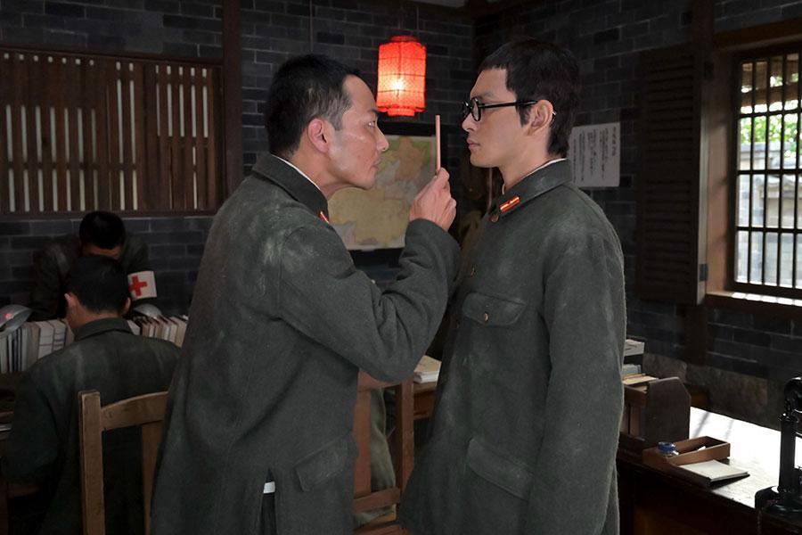 　『あんぱん』第５６回より。１本の鉛筆を突きつけられる嵩（写真右、北村匠海）（Ｃ）ＮＨＫ