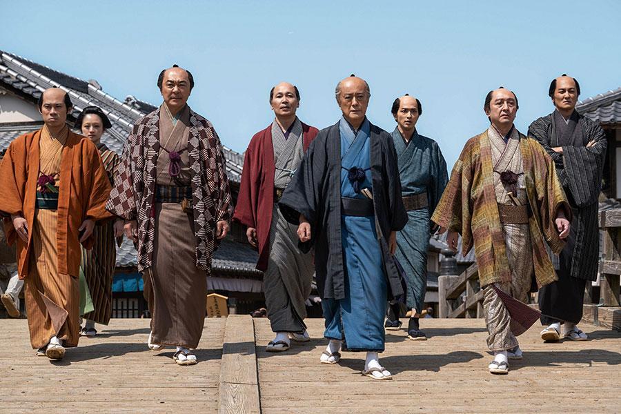 　『べらぼう～蔦重栄華乃夢噺～』第２４回より。日本橋の街を歩く吉原の親父たち（Ｃ）ＮＨＫ