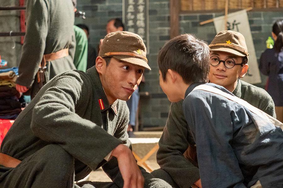 　『あんぱん』第５６回より。地元の少年と仲良くする、嵩の小学校の同級生・田川岩男（写真左、濱尾ノリタカ）（Ｃ）ＮＨＫ