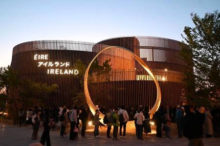 　夜のアイルランドパビリオン（大阪・関西万博 撮影：Ｌｍａｇａ.ｊｐ編集部）