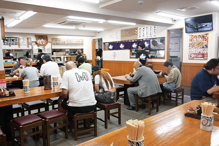 　「谷町ふる里」内観。１４時頃もお客でいっぱい