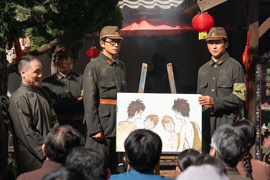 　『あんぱん』第５７回より。地元の村人たちに紙芝居を上演する嵩（写真左、北村匠海）と健太郎（写真右、高橋文哉）（Ｃ）ＮＨＫ