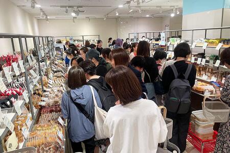 　オープン直後から人が押し寄せる集積コーナーの様子。ひとつから購入できる気軽さもうれしい（６月１８日・阪急うめだ本店）