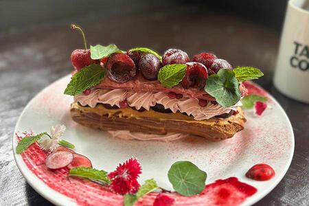 　予約が取れない贅沢エクレアの新作。「エクレール・アメリカンチェリー」１５８０円