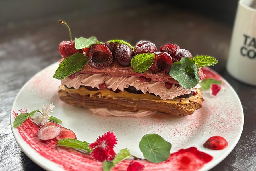 　予約が取れない贅沢エクレアの新作。「エクレール・アメリカンチェリー」１５８０円