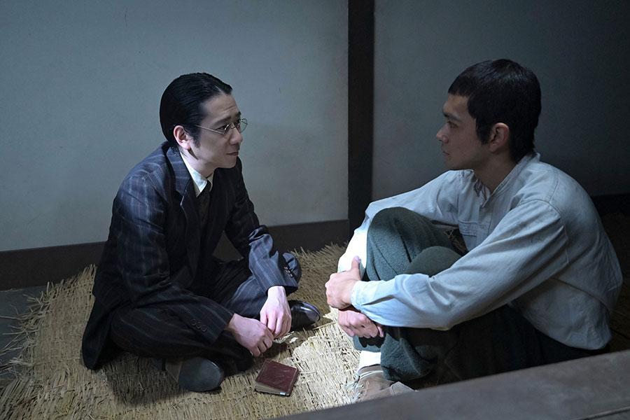 　『あんぱん』第５９回より。 昏倒した嵩（北村匠海）のもとに、幼い頃に亡くなった父・清（二宮和也）が現れるシーン　ⒸＮＨＫ