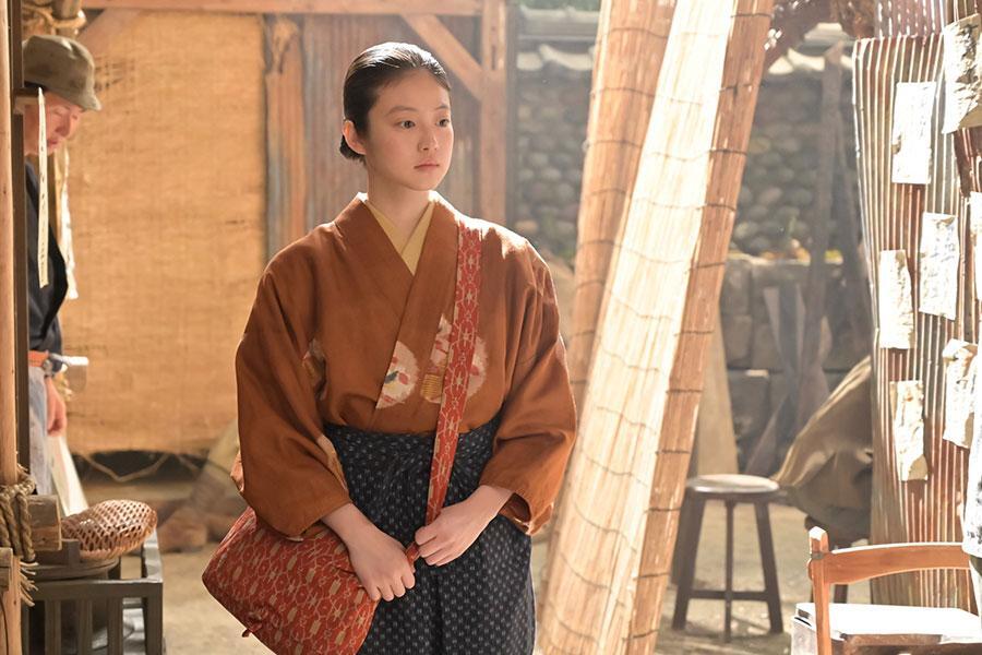 　『あんぱん』第６１回より。終戦後の街を歩くのぶ（今田美桜）©ＮＨＫ