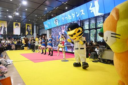 『ちゃやまち推しフェスティバル2025』のGAORAステージ13時30分回の様子。きつねダンスを披露（6月22日・大阪市北区）