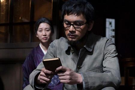 　『あんぱん』第６２回より。父・清の手帳を眺める嵩（北村匠海）©ＮＨＫ