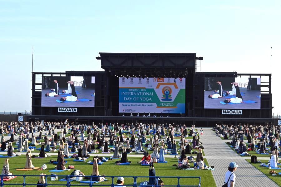 　１０００人が一斉にヨガ、裸足が気持ちいい（大阪・関西万博：６月２０日）