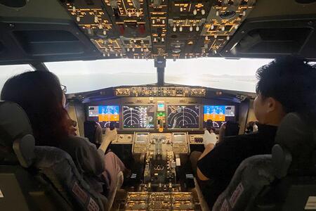 「２８ＬＥＦＴ ＴＲＡＶＥＬＥＲ’Ｓ ＬＯＵＮＧＥ」では、本格シミュレーターを備えた飛行機操縦体験が楽しめる