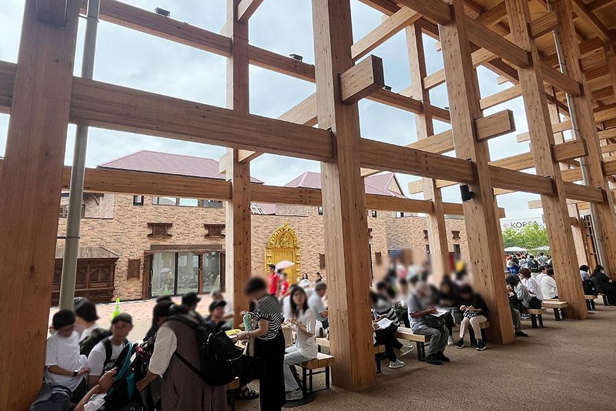 奥に見えるのが『２０２５大阪・関西万博』パビリオンで唯一開館していない「ネパール館」。６月１６日より工事を再開している（６月２４日・１０時半頃の様子／Ｌｍａｇａ.ｊｐ撮影）
