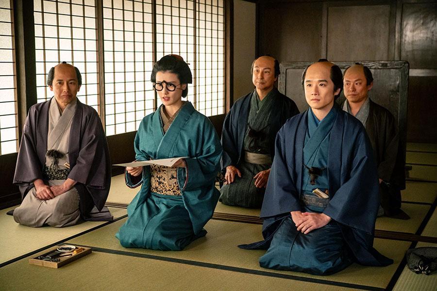 『べらぼう～蔦重栄華乃夢噺～』第２４回より。吉原が代理購入させようとした商人・亀屋を疑う、地本問屋・丸屋の女将・てい（写真中央、橋本愛）と鶴屋（写真右、風間俊介）（Ｃ）ＮＨＫ