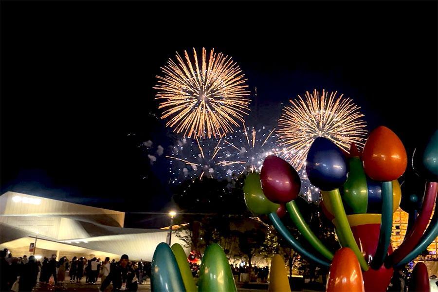 　５月は『双葉花火』（福島県）が登場。万博会場のオブジェと花火の共演も撮影できる（５月３１日／大阪・関西万博 撮影：Ｌｍａｇａ.ｊｐ編集部）