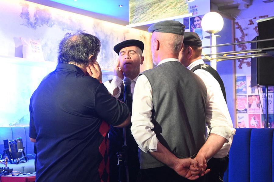 文化遺産登録されたという伝統音楽テノーレ歌唱。1人のリードボーカルと3人の低音の重なりが美しい多声合唱。山岳地帯での生活が背景で発達した説があり、日本ではなかなか見られない技法だそう（公式サテライトイベントにて）