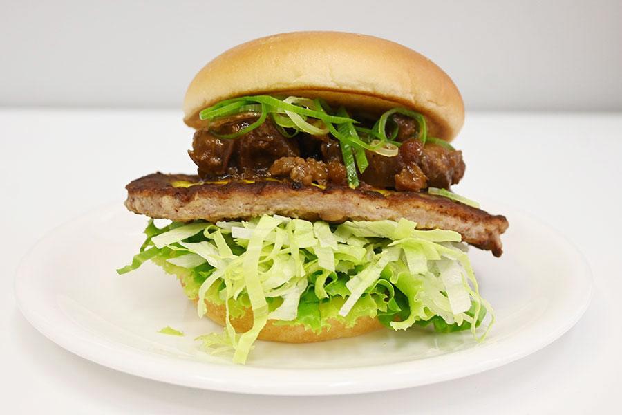 　７月２日より発売される地域限定メニュー「【ＫＡＮＳＡＩ限定】国産牛すじバーガー」（９５０円）