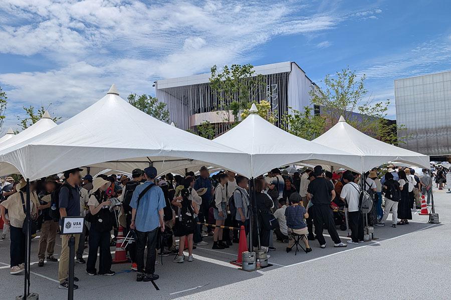 　『２０２５大阪・関西万博』アメリカパビリオンの待機列には日除けのテントが設置されている（６月２５日・１２時頃／Ｌｍａｇａ.ｊｐ撮影）