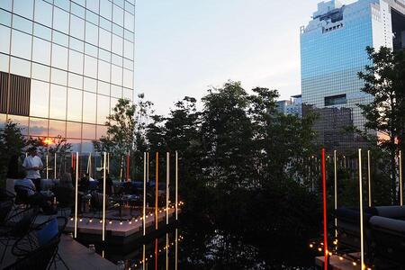 　１１階バー＆ラウンジ「!ＪａＪａ!Ｂａｒ」屋上テラスでのビアガーデン。取材時（６月下旬）は１９時ごろに日没の光景が見られた