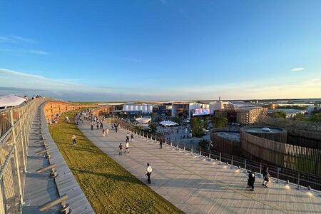 　『大阪・関西万博２０２５』昼は天候に左右されたが夕方からは過ごしやすく、大屋根リングも混雑することなくゆったり。１９時前でもこの明るさ（６月２６日・１８時４０分頃／Ｌｍａｇａ.ｊｐ撮影）