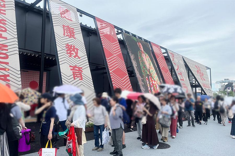 　オープン初日「アンゴラパビリオン」前の様子（６月２６日・Ｌｍａｇａ.ｊｐ編集部撮影）