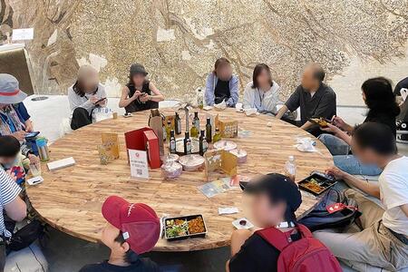 『大阪・関西万博』（チュニジア館のカフェスペース。スイーツやホットスナックなどを購入すると利用可能だ（６月２７日・１０時頃／Lmaga.jp撮影）