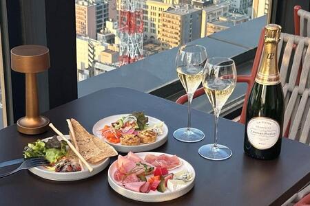 　シェフ特製の前菜ビュッフェをつまみにシャンパンで乾杯！「難波天空のビアガーデン」