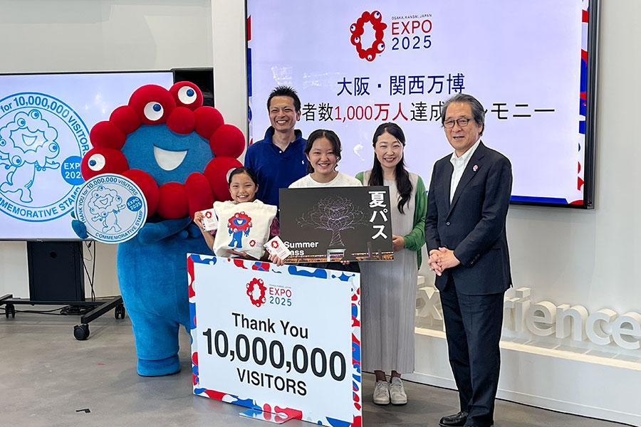 　『大阪・関西万博』１０００万人目の来場者となった浅野さん一家、博覧会協会・石毛博行会長、ミャクミャク（６月２９日・夢洲）