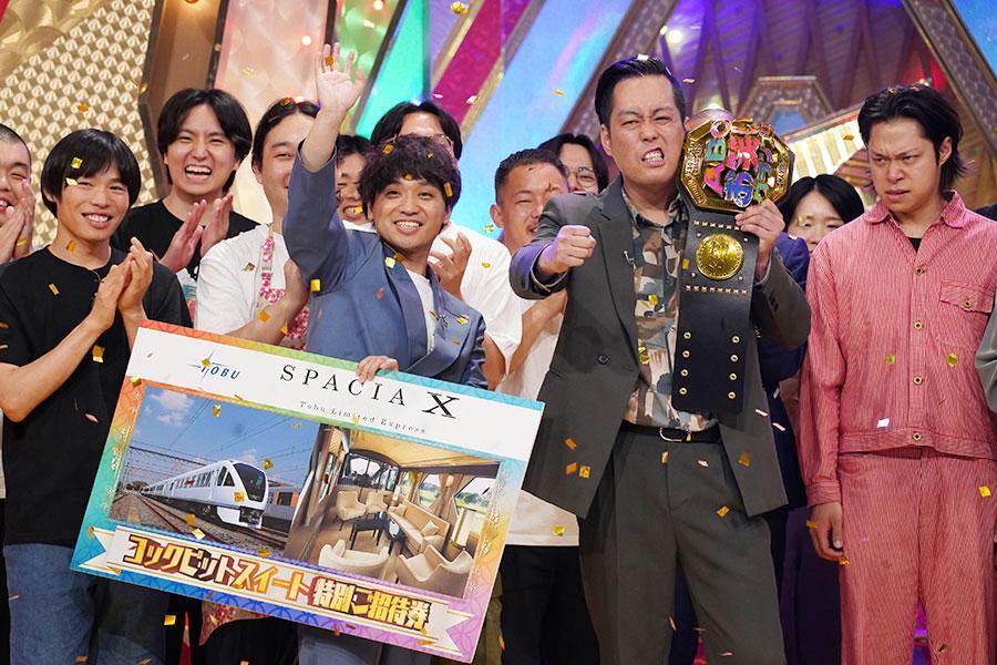 　優勝したエバース。左から佐々木隆史、町田和樹©ＡＢＣテレビ