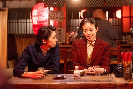 　『あんぱん』第６６回より。一緒に飲みに行く同期・小田琴子（写真左、鳴海唯）とのぶ（写真右、今田美桜）©ＮＨＫ