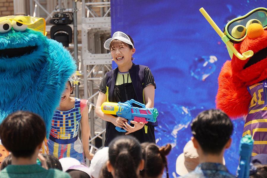 　ウォーターシューター片手に登場した伊藤沙莉（６月３０日／ユニバーサル・スタジオ・ジャパン）