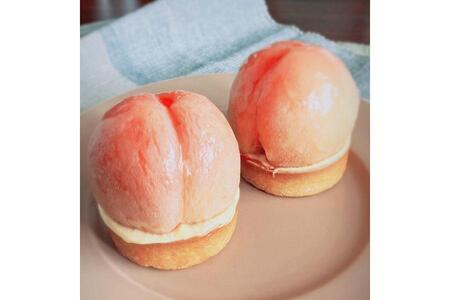 　「テタンレール」の桃のタルト（１個９７２円）