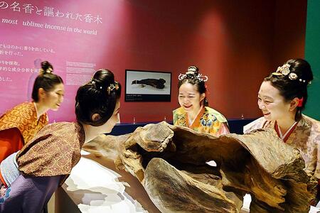 　万博で５月末に開催された「ＡＬＬ ＮＡＲＡ ＦＥＳＴＩＶＡＬ」の天平美人たち（非公式で６月１７日の内覧会に登場）。中央のレプリカの蘭奢待は、ＮＨＫ大河「麒麟がくる」の撮影で使用されたもので、香りは無い