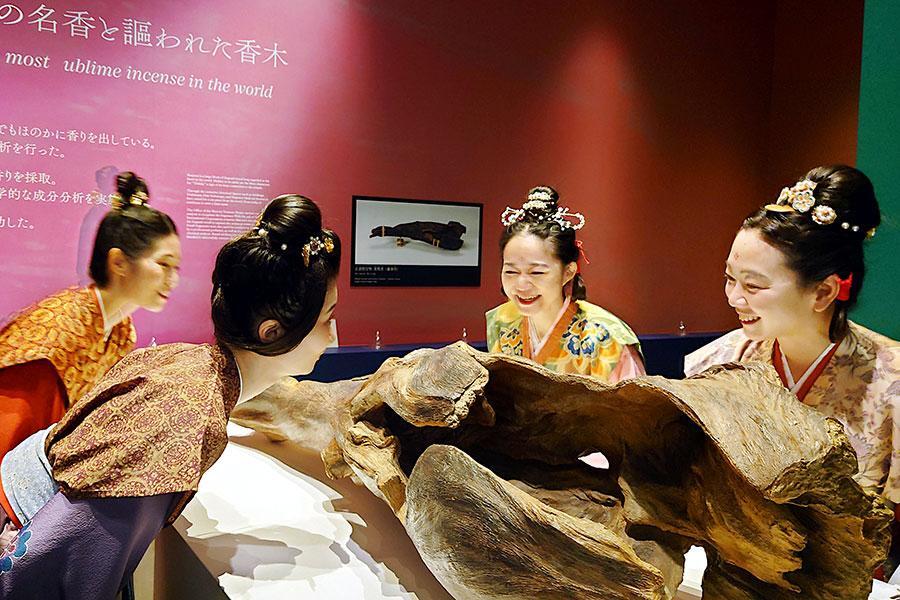 　万博で５月末に開催された「ＡＬＬ ＮＡＲＡ ＦＥＳＴＩＶＡＬ」の天平美人たち（非公式で６月１７日の内覧会に登場）。中央のレプリカの蘭奢待は、ＮＨＫ大河「麒麟がくる」の撮影で使用されたもので、香りは無い