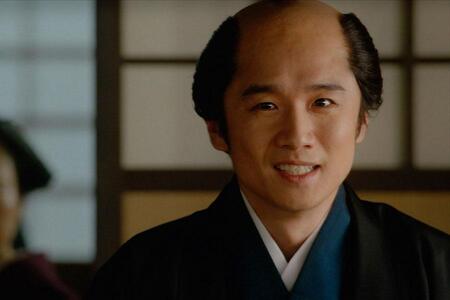 　『べらぼう～蔦重栄華乃夢噺～』第２５回より。お祝いの品を持って、重三郎の結婚式に訪れた地本問屋の主人・鶴屋（風間俊介）©ＮＨＫ