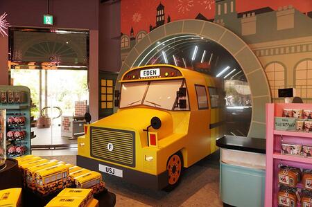 　店内には、スクールバスのモニュメントがドーン！