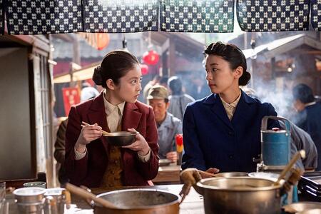 　『あんぱん』第６８回より。同期・琴子（写真右、鳴海唯）と食事するのぶ（写真左、今田美桜）©ＮＨＫ