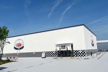 　「くら寿司 万博店」外観。店舗は会場内の西側、大阪湾をのぞむ場所に位置する