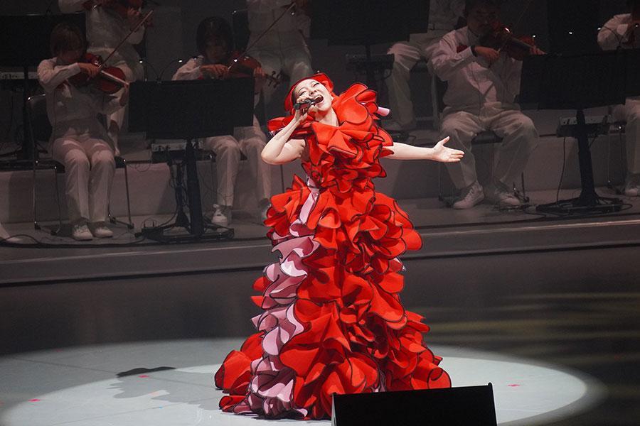 　「ジャパンデー 公式式典・公式催事」で熱唱するＭＩＳＩＡ（７月３日・大阪関西万博 撮影Ｌｍａｇａ.ｊｐ）