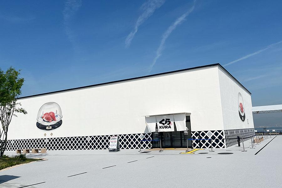 　「くら寿司 万博店」外観。店舗は会場内の西側、大阪湾をのぞむ場所に位置する