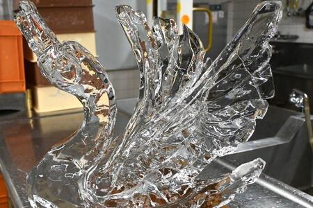 「氷彫刻制作クラブ」木村さんが1時間足らずで制作した作品（２０２４年１２月「大阪新阪急ホテル」）