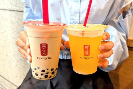 　左：「ブラック ミルクティー+パール」（Ｍ）通常価格５７０円が「ゴンチャの学割」で４２０円に／右：「キッズドリンク ピーチ」（Ｓ・３２０円）