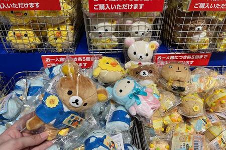 　「サンエックス」コラボ「ぶらさげぬいぐるみ」リラックマ（２９７０円）はゴッホの自画像風に画家に変身、ひまわりデザインのキャラたちも多数揃う