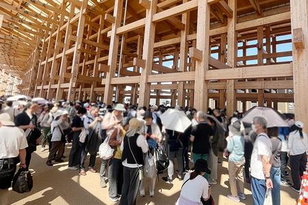 　『大阪・関西万博』大屋根リング下、イタリア館の待機列（Ｌｍａｇａ.ｊｐ撮影）