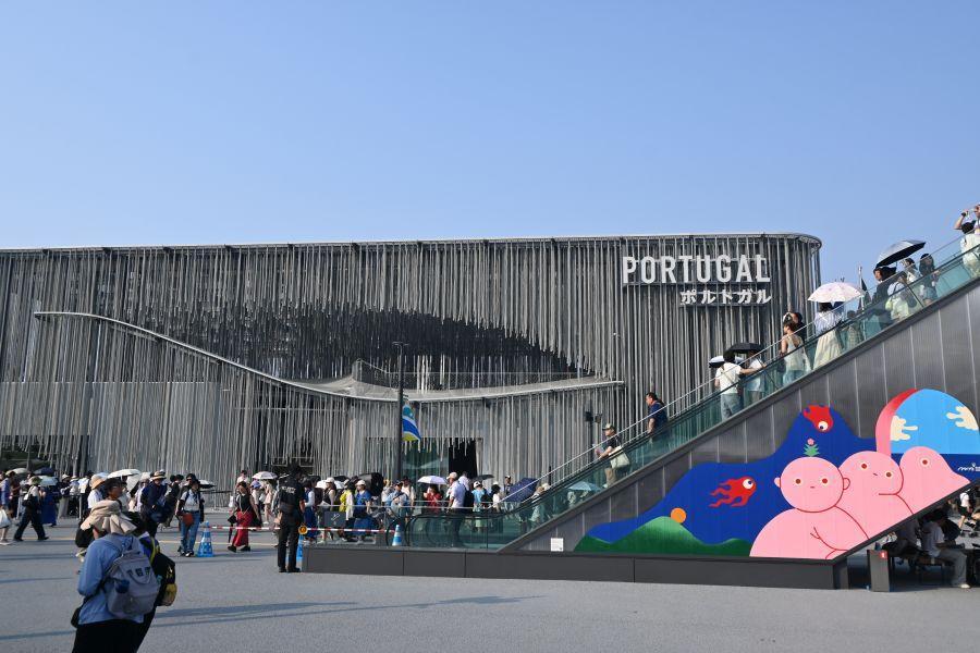　快晴に恵まれた大阪・関西万博「ポルトガル・パビリオン」前。展示やレストランに長い列が出来ていた（７月４日・Ｌｍａｇａ.ｊｐ撮影）