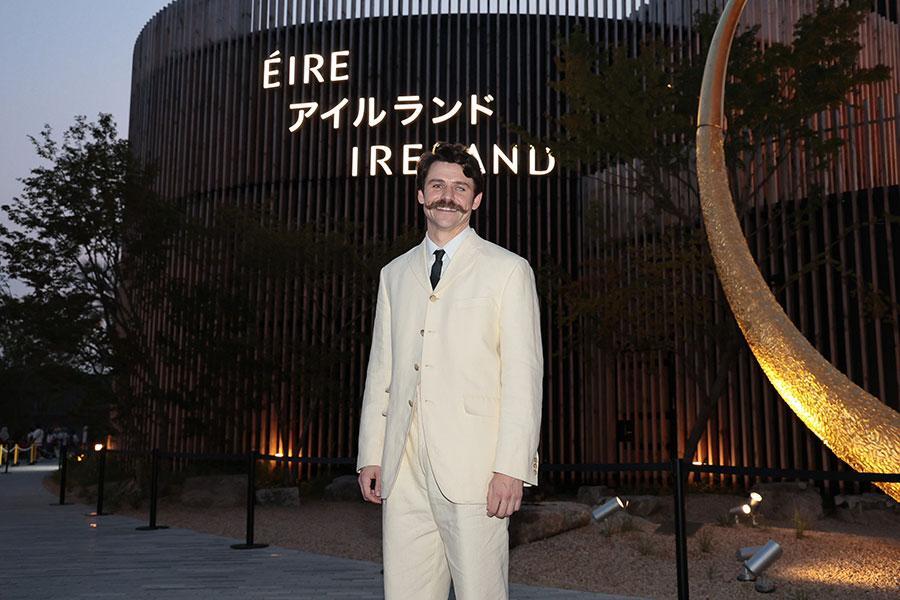 　アイルランド館前のトミー・バストウさん ©ＮＨＫ